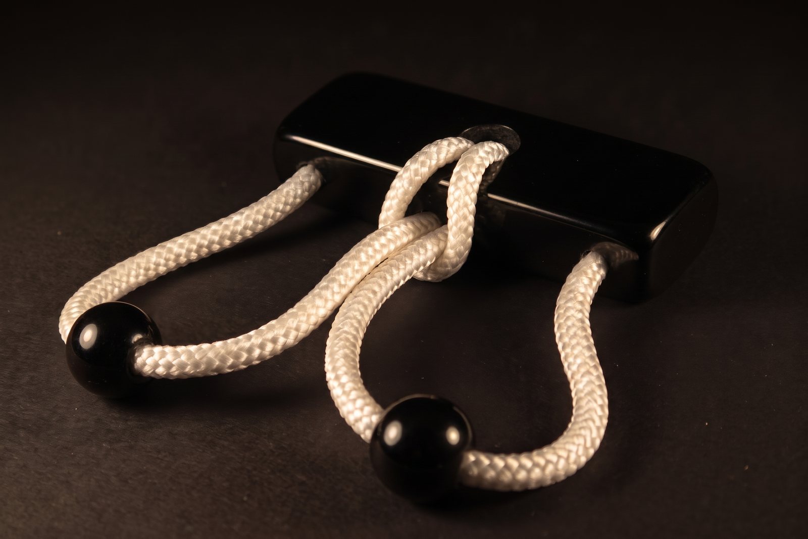 Amantes in black onyx