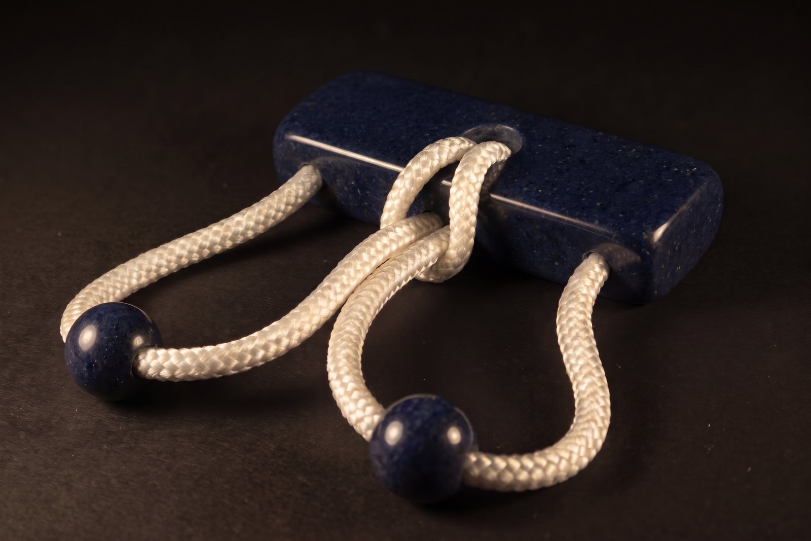 Amantes in dumortierite