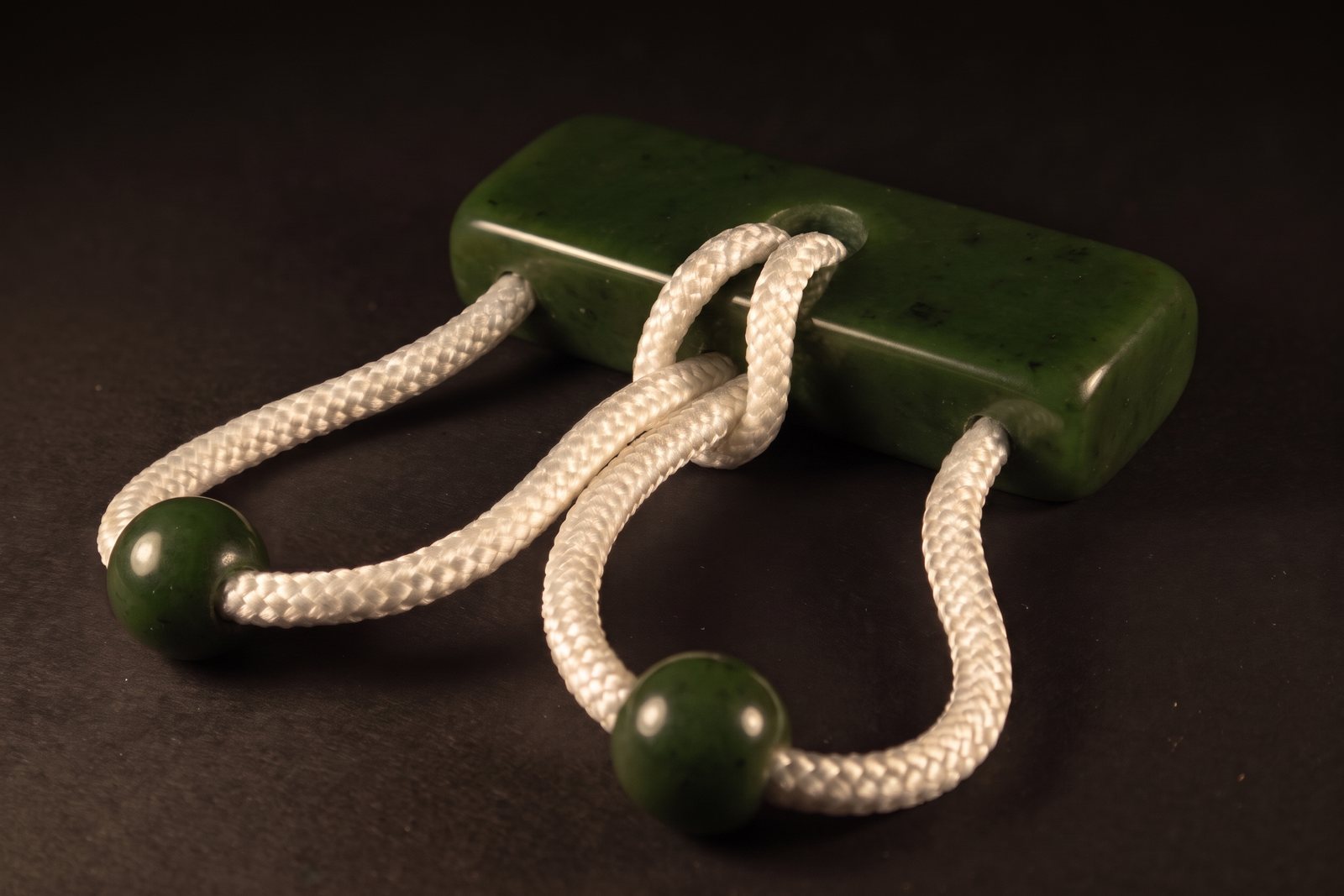 Amantes in nephrite jade