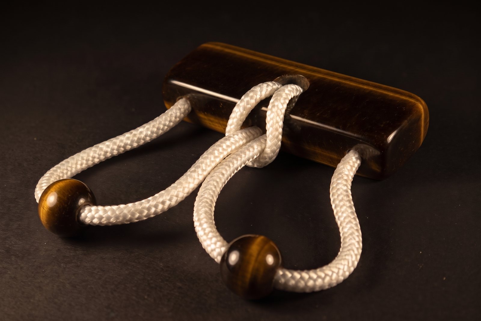Amantes in tiger's eye