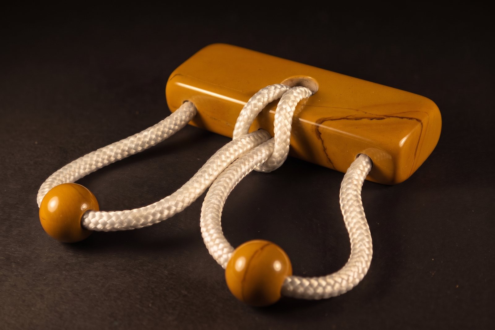 Amantes in yellow jasper